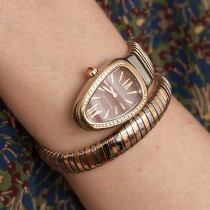La montre-manchette : l’accessoire incontournable de 2025