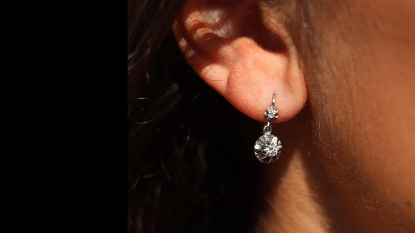 Comment nettoyer vos boucles d'oreilles en 5 étapes ?