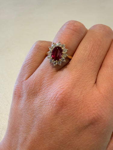 Bague 51.5 Bague en or jaune 18K avec rubis birman et diamants 58 Facettes