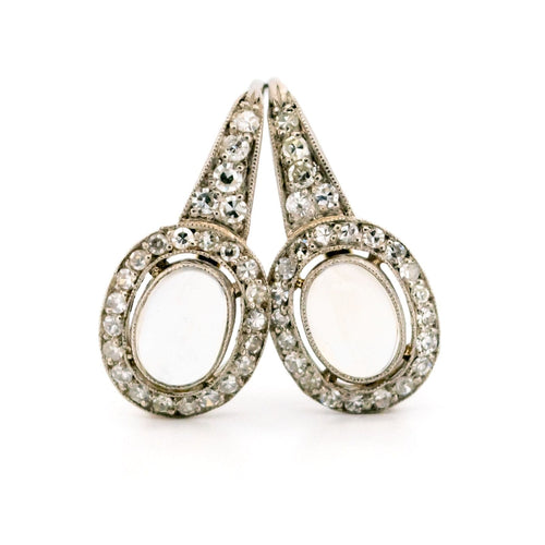 Boucles d'oreilles Boucles d’oreilles grappe en platine et or 18 carats, diamants et pierre de lune 58 Facettes 24D582833E2B4B0F85634FFA7DE88491