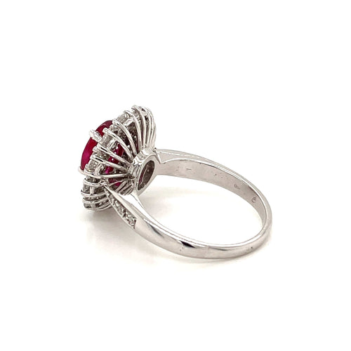 Bague 52 Bague en or blanc 18k avec rubis ovale 2,07 ct et diamants 58 Facettes