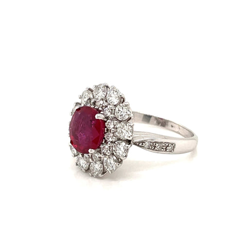 Bague 52 Bague en or blanc 18k avec rubis ovale 2,07 ct et diamants 58 Facettes
