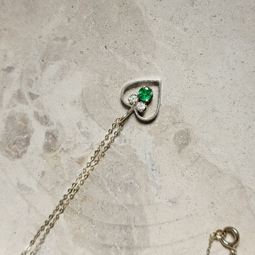 Collier Collier avec pendentif cœur en or blanc 14 carats, diamants et émeraude 58 Facettes 2743