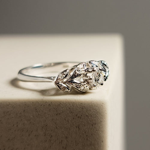 Bague 55 Bague vintage en or blanc 18 carats avec 9 diamants 58 Facettes 2680