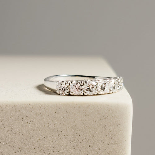 Bague 53.5 Bague demi-alliance en or 14 carats avec diamants taille brillant 58 Facettes 2964