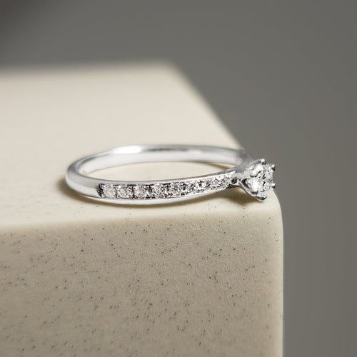Bague 52.5 Bague halo en platine 950 avec solitaire et 16 diamants 58 Facettes 2821