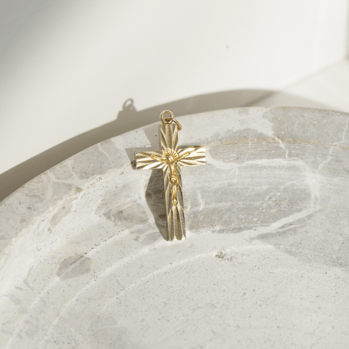 Croix vintage angulaire en or jaune 14 carats avec gravure de Jésus 58 Facettes 3229-30