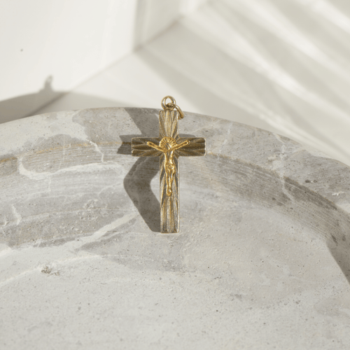 Croix vintage angulaire en or jaune 14 carats avec gravure de Jésus 58 Facettes 3229-30