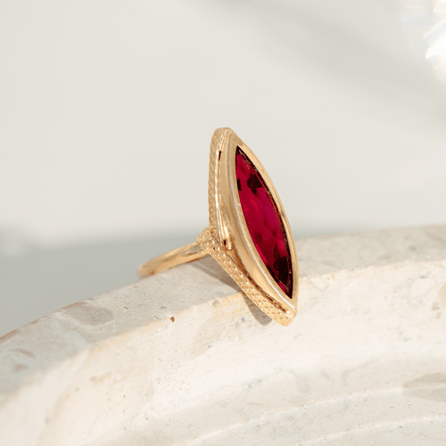 Bague 52 Bague vintage navette en or jaune 18 carats avec rubis synthétique 58 Facettes