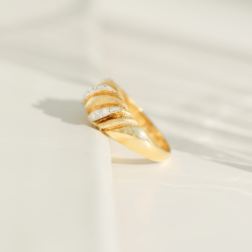 Bague 58 Bague vague vintage en or jaune 14 carats et diamants 58 Facettes