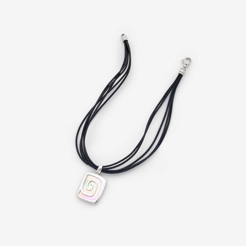Collier Bulgari - Collier multirangs en cuir et or blanc 18K, diamants et nacre 58 Facettes 22729