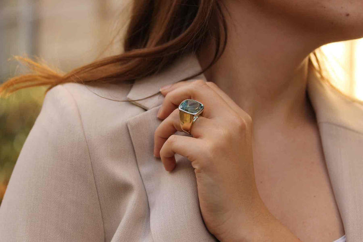 Bague 53 Bague chevalière en or jaune 18k et platine avec aigue-marine 58 Facettes 23765 / 23769