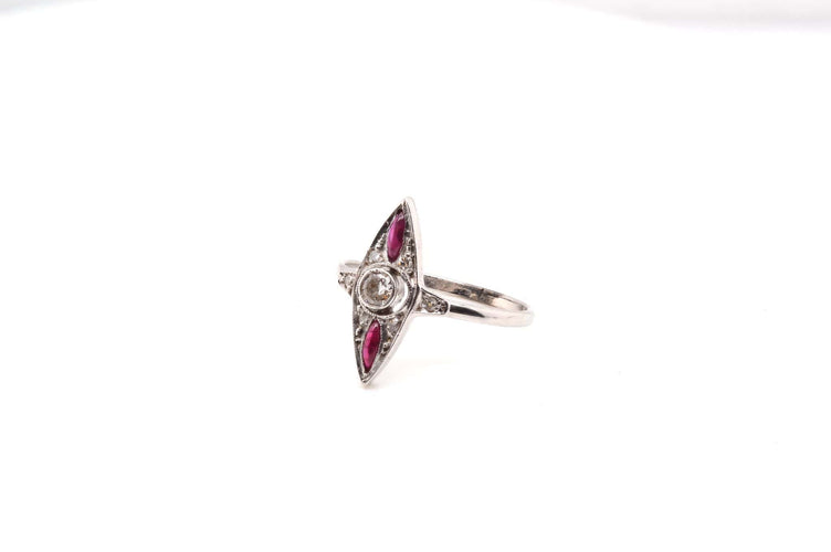 Bague 55.5 Bague marquise en or blanc avec diamants et rubis 58 Facettes 24974