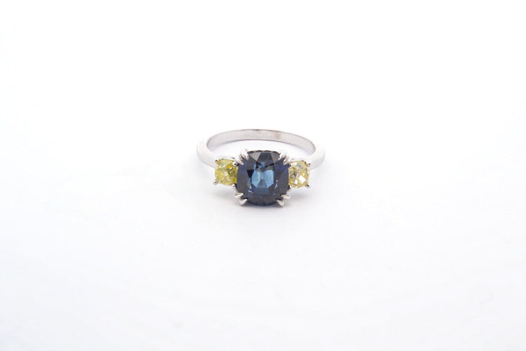 Bague 53 Bague en platine avec saphir coussin et diamants jaunes 58 Facettes 25192 24966 AETB 24846
