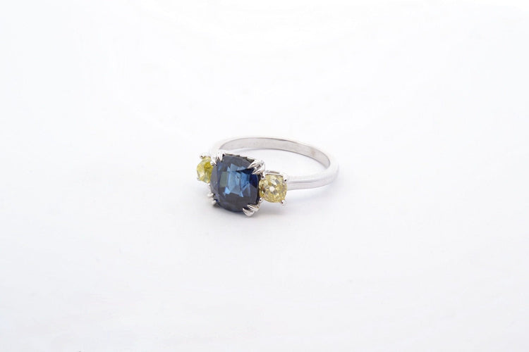 Bague 53 Bague en platine avec saphir coussin et diamants jaunes 58 Facettes 25192 24966 AETB 24846