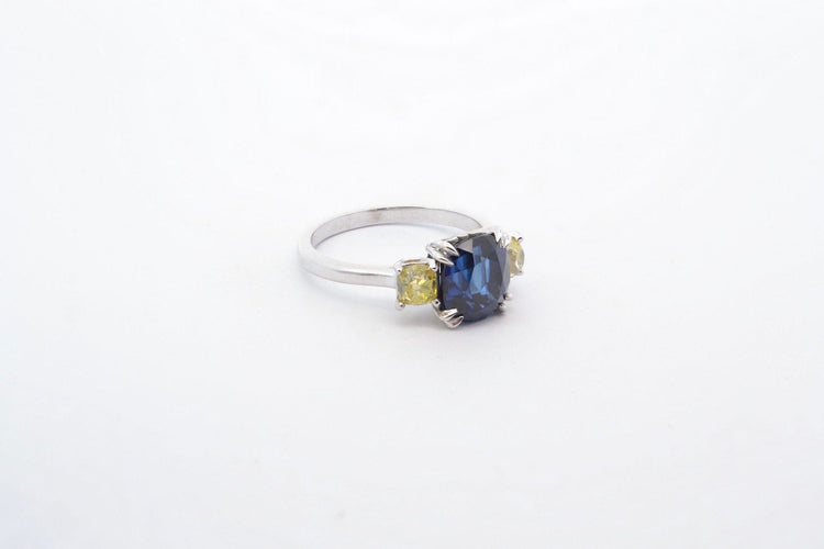 Bague 53 Bague en platine avec saphir coussin et diamants jaunes 58 Facettes 25192 24966 AETB 24846