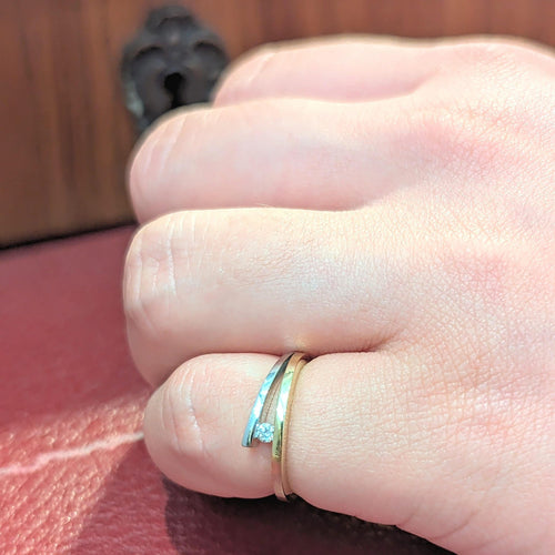 https://18carats.fr/wp-content/uploads/26369-26386-Bague-2-ors-et-diamant-scaled.jpg