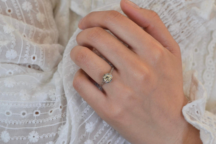 Bague 53.5 Bague vintage en platine sertie d’un diamant 0,80 ct 58 Facettes 26382-25885