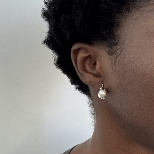 Boucles d'oreilles Boucles d’oreilles - Puces en or blanc 18 carats, perles et diamants 58 Facettes 26902