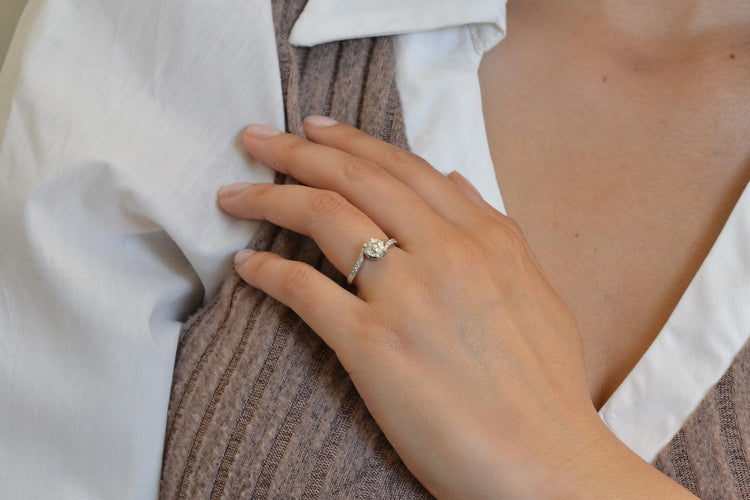 Bague 53.5 Bague ancienne en or blanc 18k et diamants 0,93 ct 58 Facettes 27096-27101b