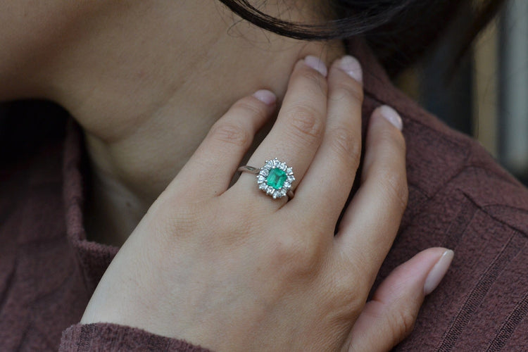 Bague 52 Bague vintage émeraude 0,75 ct et 12 diamants en or 18k 58 Facettes 27102