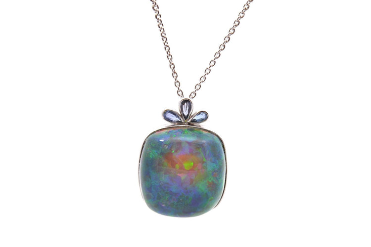 Collier Collier pendentif en or 18k et platine, opale 40 ct et saphirs 58 Facettes 27500-27206