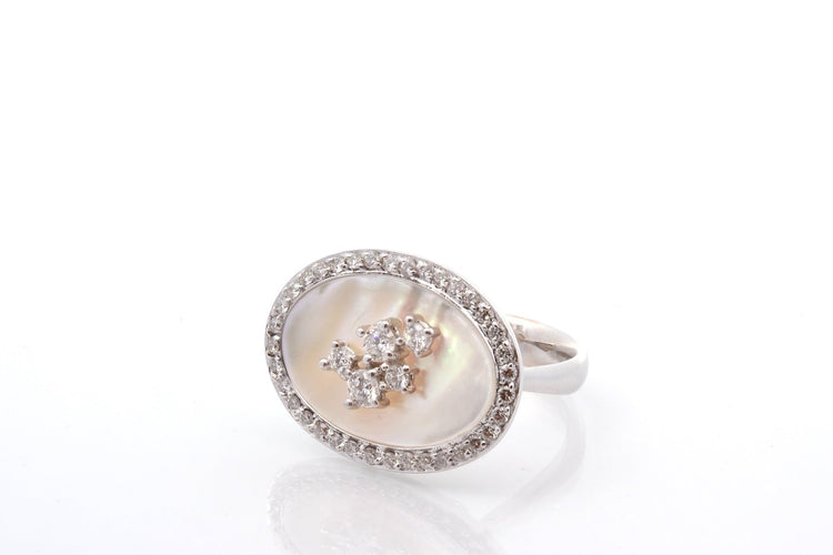 Bague 53 Bague en or blanc 18k, nacre et diamants 58 Facettes 27517
