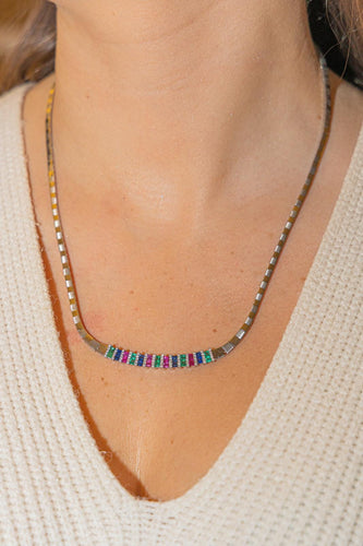 Collier Collier en or blanc 18 carats avec émeraudes, saphirs, rubis et diamants 58 Facettes 2834270CN