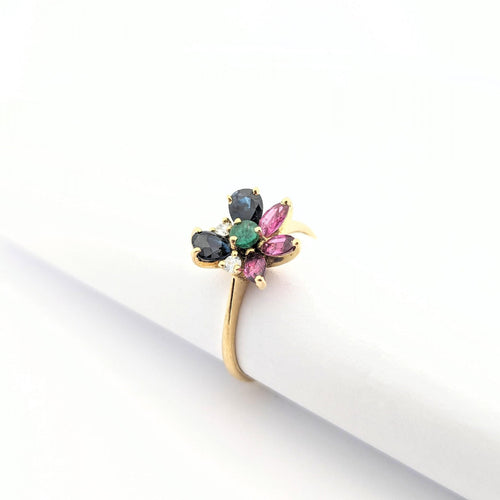 Bague 53 Bague florale en or jaune 18 carats avec rubis, saphirs et émeraude 58 Facettes 29575