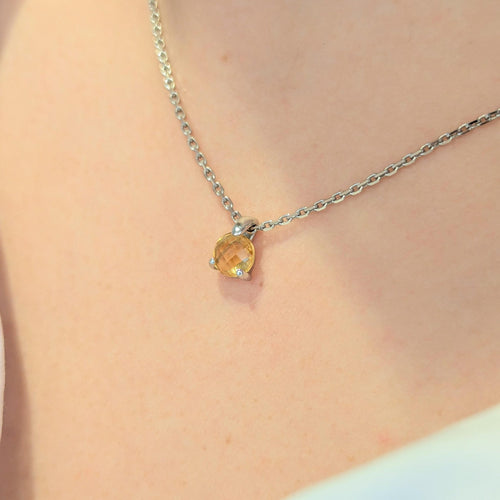 https://18carats.fr/wp-content/uploads/2024/10/30824-30835-Collier-or-blanc-et-topaze-scaled.jpg