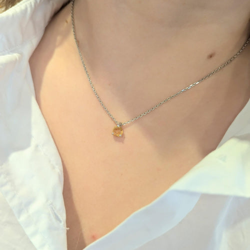https://18carats.fr/wp-content/uploads/2024/10/30824-30836-Collier-or-blanc-et-topaze-scaled.jpg