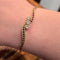Bracelet Bracelet jonc en or jaune 18 carats avec diamants, rubis et émeraudes 58 Facettes 31215