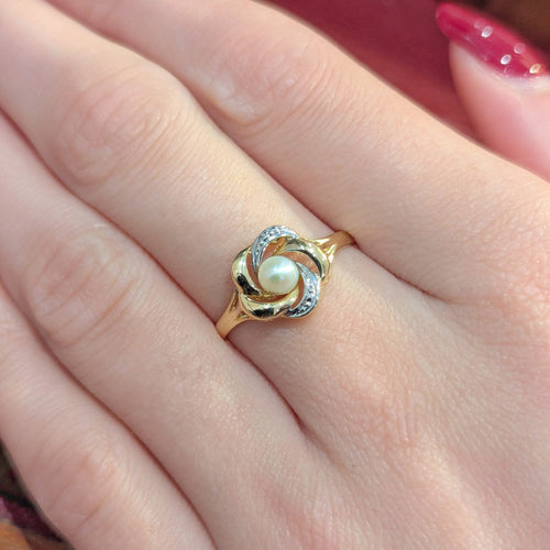 https://18carats.fr/wp-content/uploads/2025/04/32233-33391-Bague-fleur-en-or-jaune-et-perle-scaled.jpg
