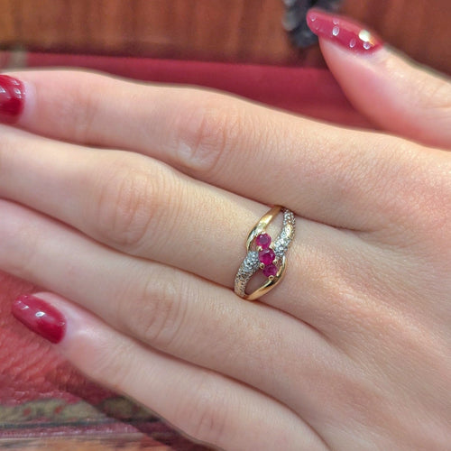 Bague 53 Bague croisée en or jaune 18 carats avec rubis et diamants 58 Facettes 32235