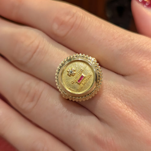Bague 52 Augis - Bague chevalière « + qu’hier – que demain » en or jaune 18 carats 58 Facettes 33094