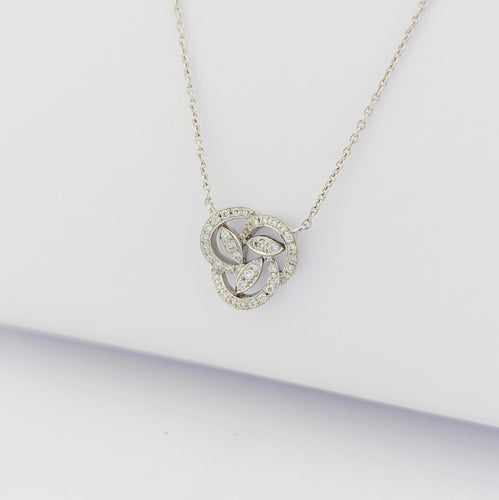 Collier Collier - Pendentif rosace en or blanc 18 carats et diamants 58 Facettes 33732