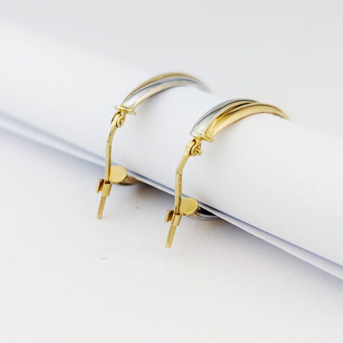 Boucles d'oreilles Créoles ovales torsadées en or blanc et jaune 18 carats 58 Facettes 33738