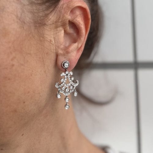 Boucles d'oreilles Boucles d’oreilles pendantes chandelier en or blanc 18 kt et diamants 58 Facettes 33777O