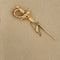 Broche Broche épée vintage en or jaune 18 ct et rubis 58 Facettes 34307