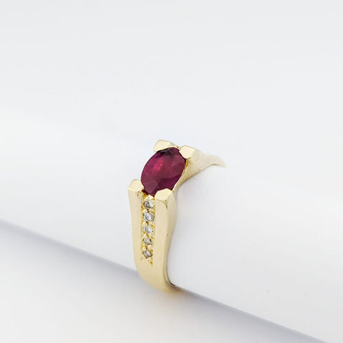 Bague 53 Bague en or jaune 18 carats avec rubis ovale et diamants 58 Facettes 34543
