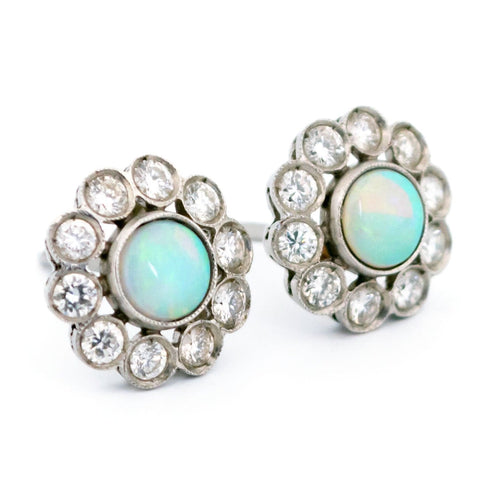 Boucles d'oreilles Boucles d’oreilles en platine avec opales et diamants 58 Facettes 6E12EFA6BD734A87A6EBDC94B069E3B3