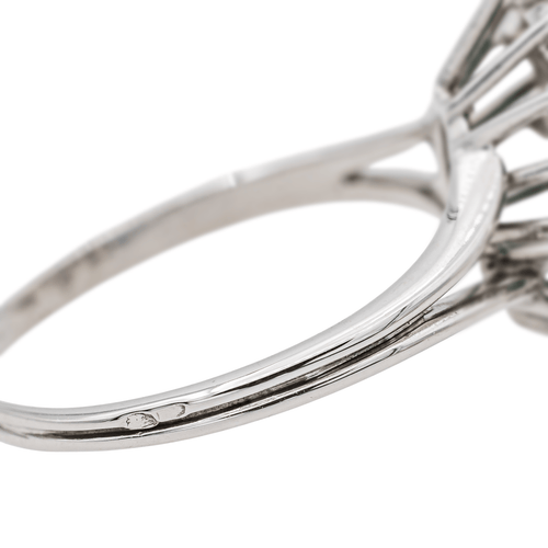 Bague 60 Bague Pompadour en or blanc avec émeraude et diamants 58 Facettes 3841380RV