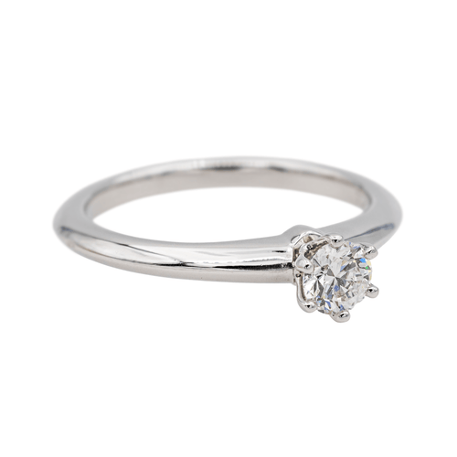 Bague 51 Tiffany & Co - Bague solitaire en platine sertie d’un diamant 58 Facettes 3875045RV