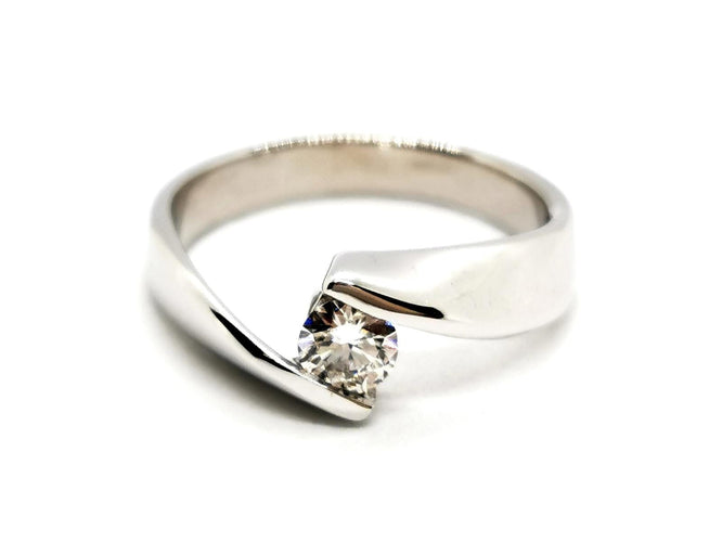 Bague 48 Bague solitaire en or blanc 18 carats et diamant 58 Facettes 4014236CN