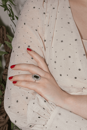 Bague 53 Bague Pompadour en platine 950 au saphir ovale et diamants 58 Facettes 4250490CN