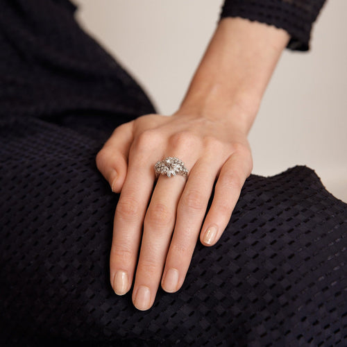Bague 50 Bague motif floral en or blanc 18k et diamants 58 Facettes BO/220116 NSS