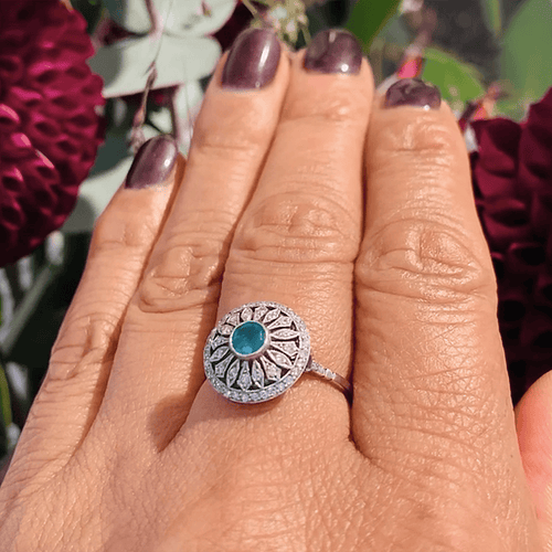Bague 54 Bague ajourée en platine avec émeraude et diamants 58 Facettes A0ABF9154A2944FE9E776CB00E3CA42B