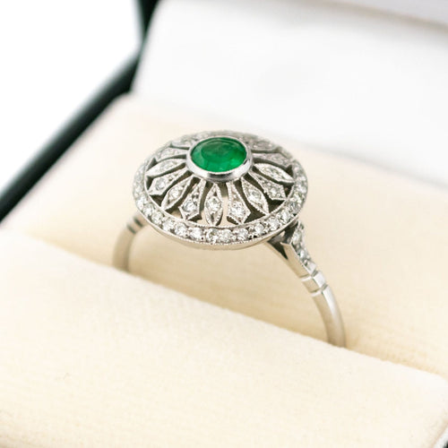 Bague 54 Bague ajourée en platine avec émeraude et diamants 58 Facettes A0ABF9154A2944FE9E776CB00E3CA42B
