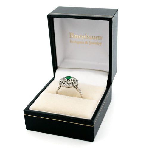 Bague 54 Bague ajourée en platine avec émeraude et diamants 58 Facettes A0ABF9154A2944FE9E776CB00E3CA42B