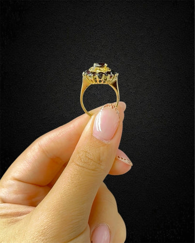 Bague 57 Bague Margherita - Grenat pyrope ovale et 12 grenats en or jaune 18 carats 58 Facettes